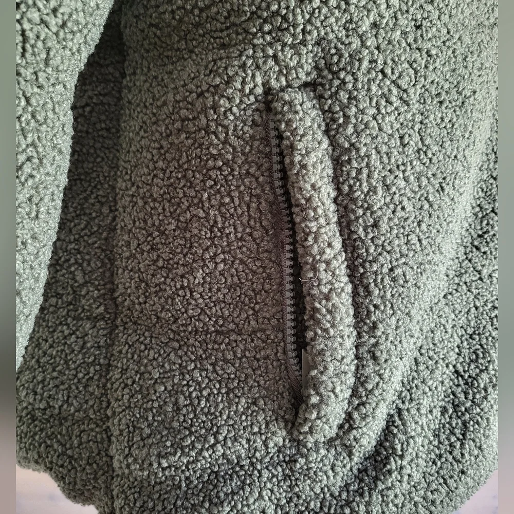 NWT FourLaps Polar Quilted Sherpa Jacket Reversible Unisex Medium Thyme/White - Picture 11 of 15